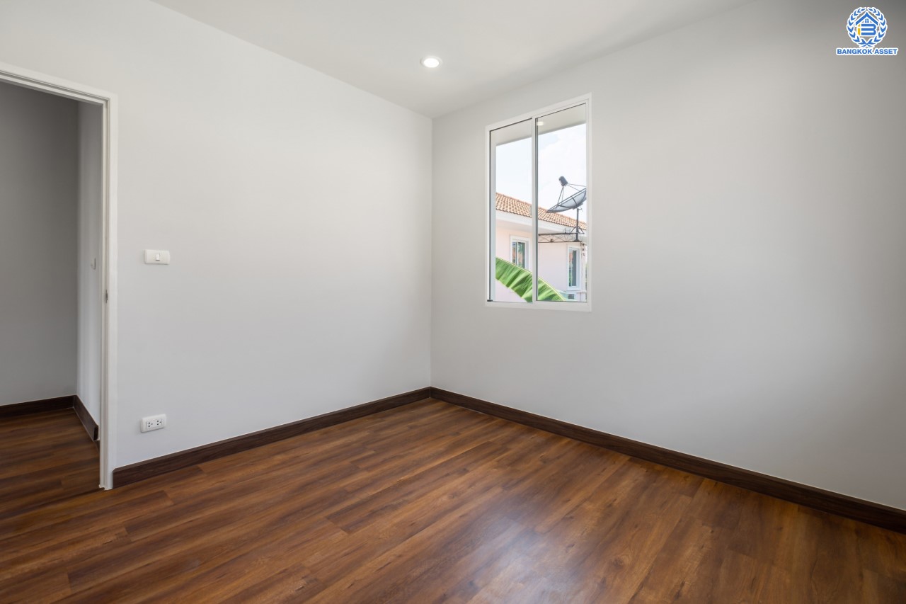 บ้านมือสองตกแต่งใหม่ ม.ภัสสร7 บางบัวทอง ติดถนนเมน! เนื้อที่ 59.3 ตร.ว. ฟังก์ชัน 3 ห้องนอน 3 ห้องน้ำ จอดรถได้ 2 คัน บนทำเลเดินทางสะดวก ติดถนนใหญ่ เพียง 400 ม. จากรถไฟฟ้าสถานีบางพลู ใกล้เซ็นทรัลเวสต์เกต